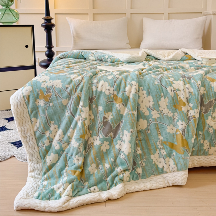 91家纺网 家纺一手货源 找家纺 金丝鸟 2024加厚240g立体雕花牛奶绒夹棉绗缝手包毛毯毯子 蝴蝶花 绿 手包毯