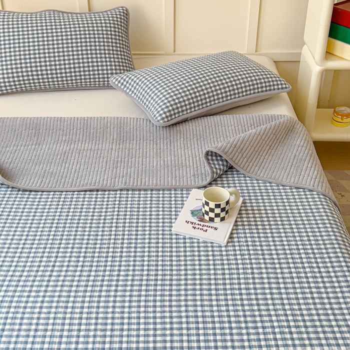 91家纺网 家纺一手货源 找家纺 金丝鸟 2024新款全棉纯棉加牛奶绒夹棉加绒床盖 蓝小格 棉绒床盖