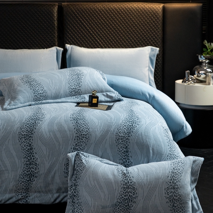 91家纺网 家纺一手货源 找家纺 新方向 2025新款高克重240克全消光A类印花牛奶绒四件套-有风 有风-以太兰