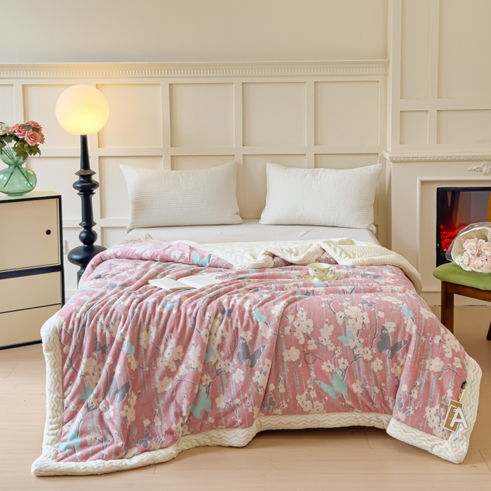 91家纺网 家纺一手货源 找家纺 金丝鸟 2024加厚240g立体雕花牛奶绒夹棉绗缝手包毛毯毯子 蝴蝶花 粉 手包毯