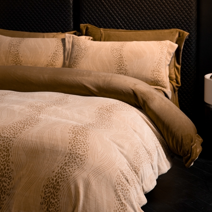 91家纺网 家纺一手货源 找家纺 新方向 2025新款高克重240克全消光A类印花牛奶绒四件套-有风 有风-咖啡