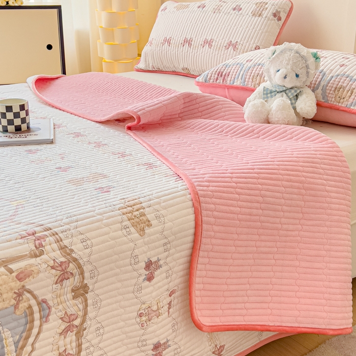 91家纺网 家纺一手货源 找家纺 金丝鸟 2024新款全棉纯棉加牛奶绒夹棉加绒床盖 熊熊的卧室 棉绒床盖