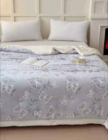 91家纺网 家纺一手货源 找家纺 金丝鸟 2024加厚240g立体雕花牛奶绒夹棉绗缝手包毛毯毯子 蝴蝶飞 灰 手包毯