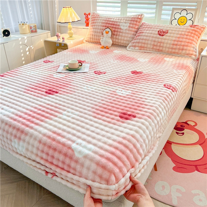 91家纺网 家纺一手货源 找家纺 喜居 2024新款A类兔毛泡泡牛奶绒床笠单床笠三件套 心动粉