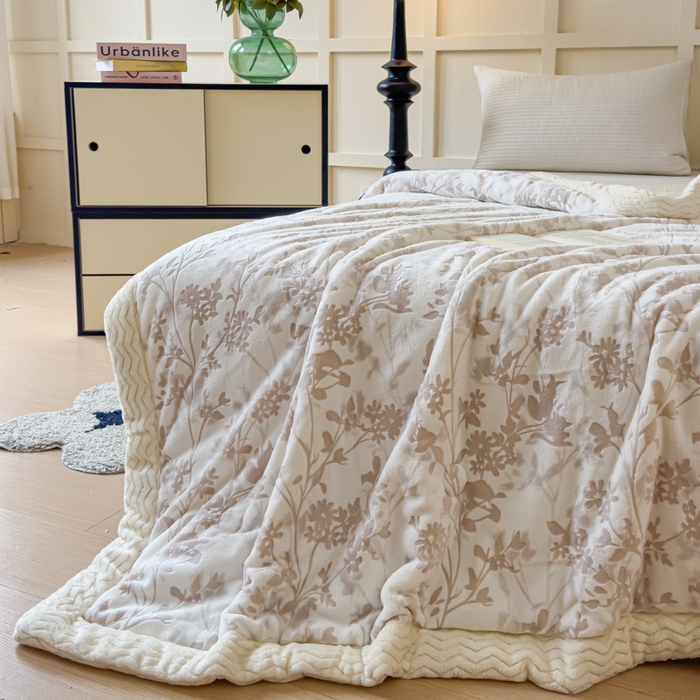 91家纺网 家纺一手货源 找家纺 金丝鸟 2024加厚240g立体雕花牛奶绒夹棉绗缝手包毛毯毯子 繁花咖 手包毯