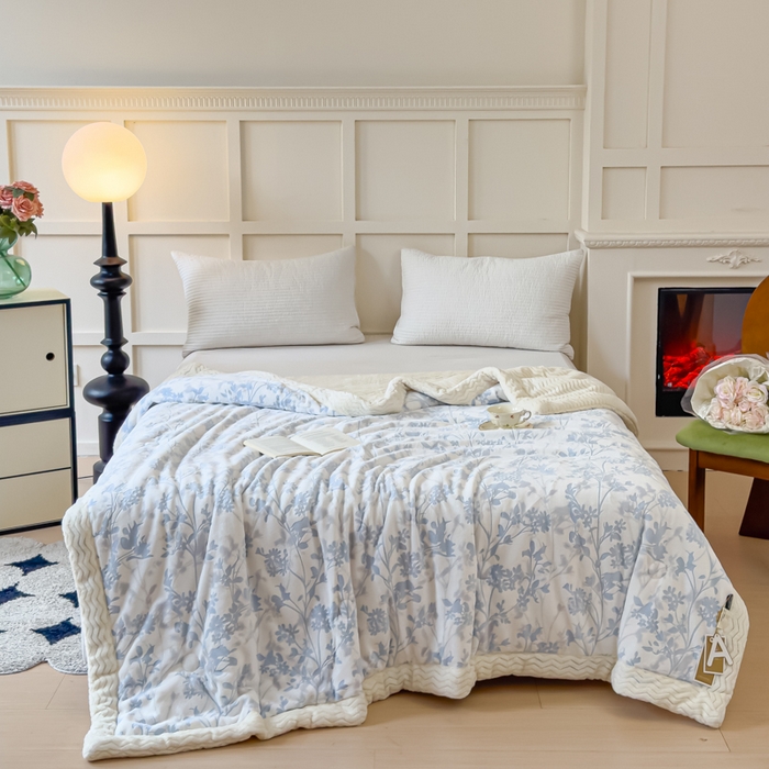 91家纺网 家纺一手货源 找家纺 金丝鸟 2024加厚240g立体雕花牛奶绒夹棉绗缝手包毛毯毯子 繁花蓝 手包毯