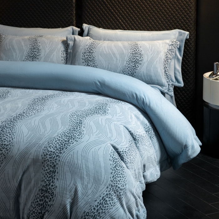 91家纺网 家纺一手货源 找家纺 新方向 2025新款高克重240克全消光A类印花牛奶绒四件套-有风 有风-以太兰