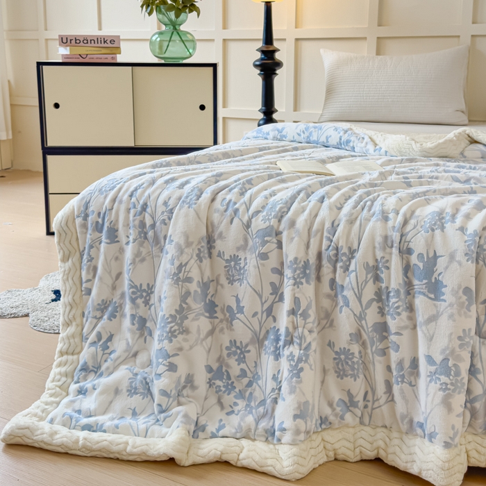 91家纺网 家纺一手货源 找家纺 金丝鸟 2024加厚240g立体雕花牛奶绒夹棉绗缝手包毛毯毯子 繁花蓝 手包毯