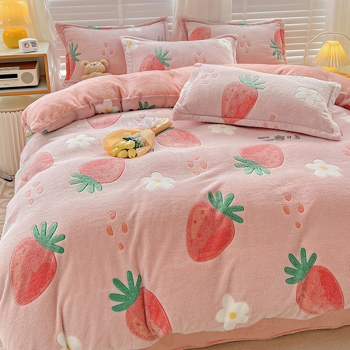 91家纺网 家纺一手货源 找家纺 梵克保罗 2024秋冬新品立体雪花绒单被套牛奶绒法莱绒雕花绒兔毛卡通四件套学生三件套 小草莓