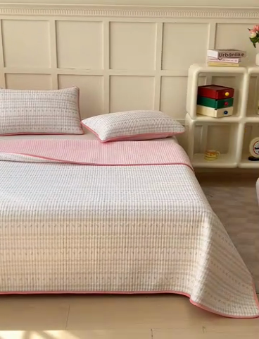 91家纺网 家纺一手货源 找家纺 金丝鸟 2024新款全棉纯棉加牛奶绒夹棉加绒床盖 烟雨枫间 棉绒床盖