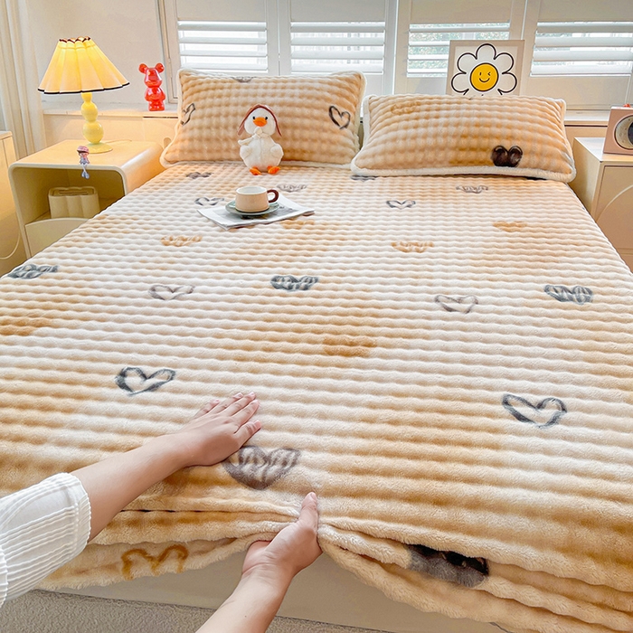 91家纺网 家纺一手货源 找家纺 喜居 2024新款A类兔毛泡泡牛奶绒床笠单床笠三件套 爱心咖