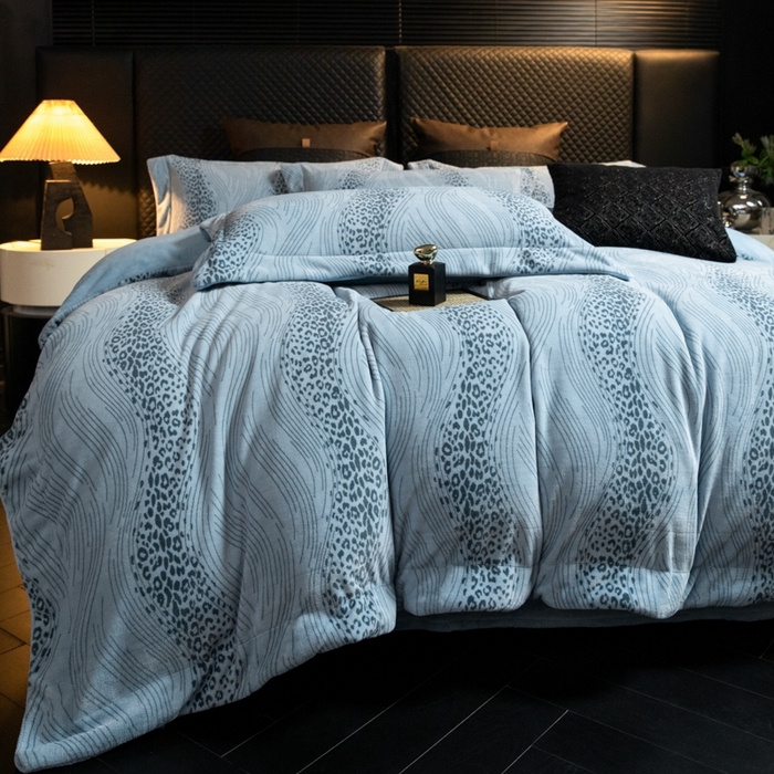 91家纺网 家纺一手货源 找家纺 新方向 2025新款高克重240克全消光A类印花牛奶绒四件套-有风 有风-以太兰