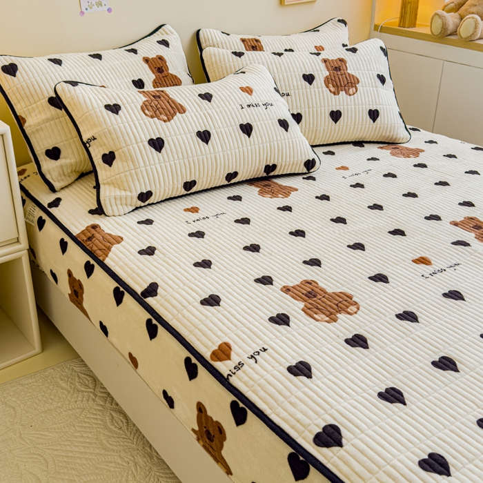 91家纺网 家纺一手货源 找家纺 金丝鸟 2024新款牛奶绒夹棉床笠 黑色爱心熊 夹棉床笠