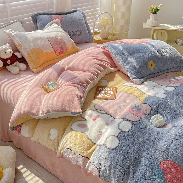 91家纺网 家纺一手货源 找家纺 梵克保罗 2024秋冬新品立体雪花绒单被套牛奶绒法莱绒雕花绒兔毛卡通四件套学生三件套 草莓熊