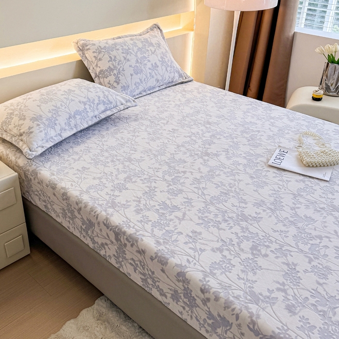 91家纺网 家纺一手货源 找家纺 金盛纺 2024新款雕花牛奶绒床笠 花朝梦-兰