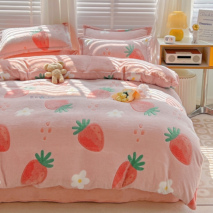 91家纺网 家纺一手货源 找家纺 梵克保罗 2024秋冬新品立体雪花绒单被套牛奶绒法莱绒雕花绒兔毛卡通四件套学生三件套 小草莓