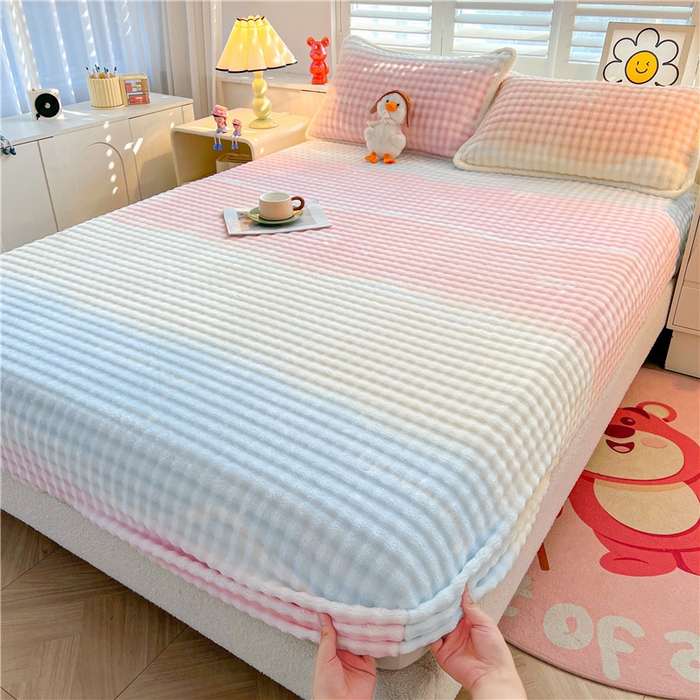 91家纺网 家纺一手货源 找家纺 喜居 2024新款A类兔毛泡泡牛奶绒床笠单床笠三件套 彩云端