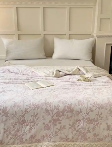 91家纺网 家纺一手货源 找家纺 金丝鸟 2024加厚240g立体雕花牛奶绒夹棉绗缝手包毛毯毯子 繁花粉 手包毯