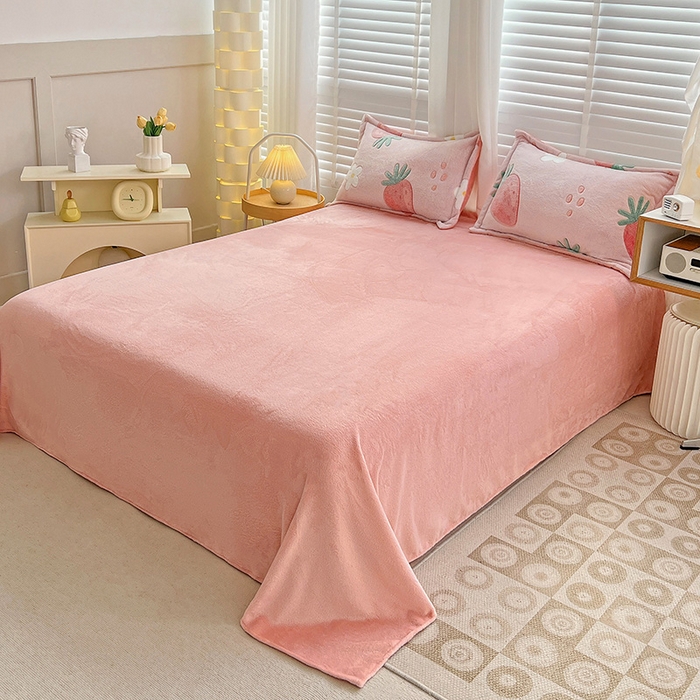 91家纺网 家纺一手货源 找家纺 梵克保罗 2024秋冬新品立体雪花绒单被套牛奶绒法莱绒雕花绒兔毛卡通四件套学生三件套 小草莓