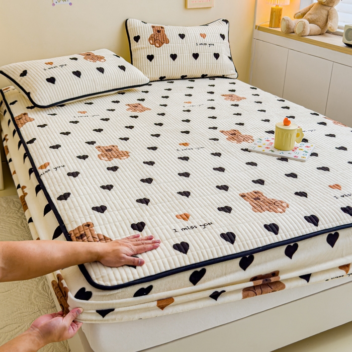 91家纺网 家纺一手货源 找家纺 金丝鸟 2024新款牛奶绒夹棉床笠 黑色爱心熊 夹棉床笠