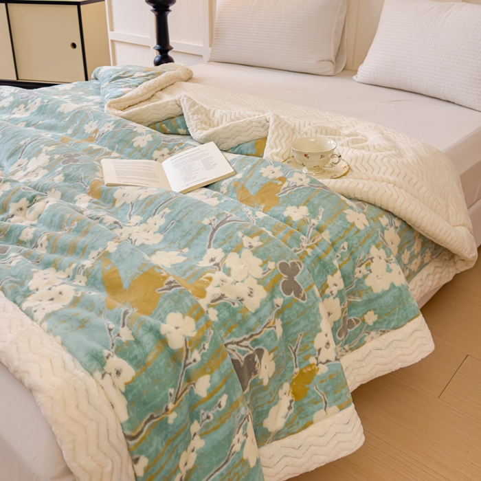 91家纺网 家纺一手货源 找家纺 金丝鸟 2024加厚240g立体雕花牛奶绒夹棉绗缝手包毛毯毯子 蝴蝶花 绿 手包毯