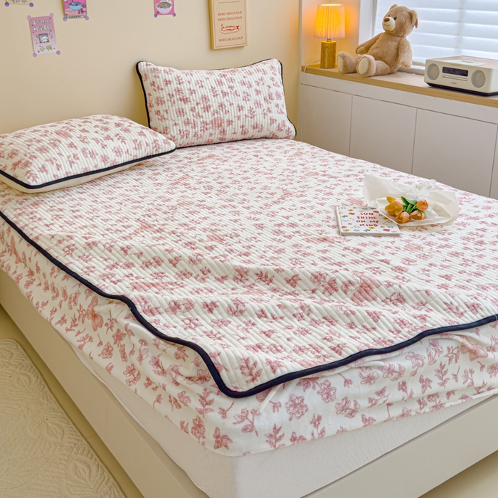 91家纺网 家纺一手货源 找家纺 金丝鸟 2024新款牛奶绒夹棉床笠 飞花粉 夹棉床笠