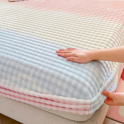 91家纺网 家纺一手货源 找家纺 喜居 2024新款A类兔毛泡泡牛奶绒床笠单床笠三件套 彩云端