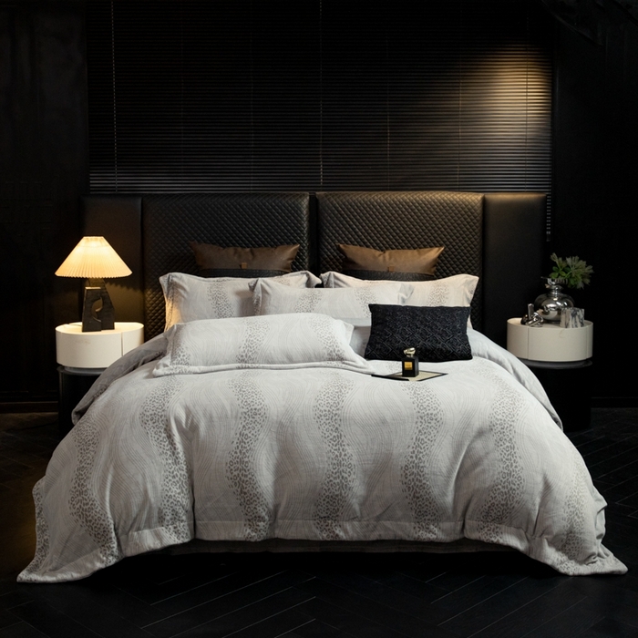 91家纺网 家纺一手货源 找家纺 新方向 2025新款高克重240克全消光A类印花牛奶绒四件套-有风 有风-浅灰