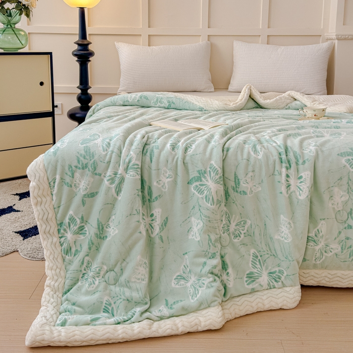 91家纺网 家纺一手货源 找家纺 金丝鸟 2024加厚240g立体雕花牛奶绒夹棉绗缝手包毛毯毯子 蝴蝶飞 绿 手包毯