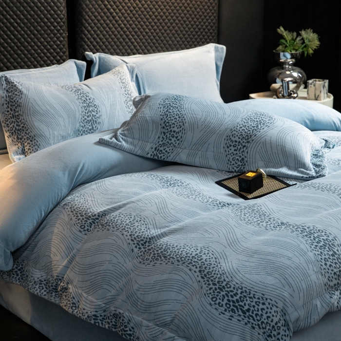 91家纺网 家纺一手货源 找家纺 新方向 2025新款高克重240克全消光A类印花牛奶绒四件套-有风 有风-以太兰