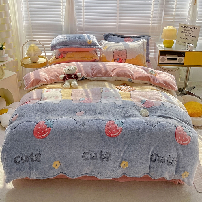 91家纺网 家纺一手货源 找家纺 梵克保罗 2024秋冬新品立体雪花绒单被套牛奶绒法莱绒雕花绒兔毛卡通四件套学生三件套 草莓熊