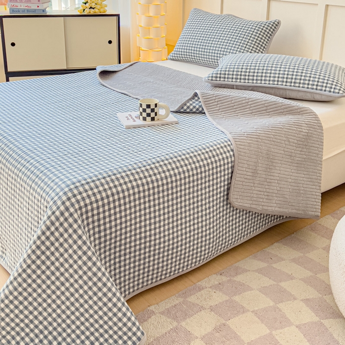 91家纺网 家纺一手货源 找家纺 金丝鸟 2024新款全棉纯棉加牛奶绒夹棉加绒床盖 蓝小格 棉绒床盖