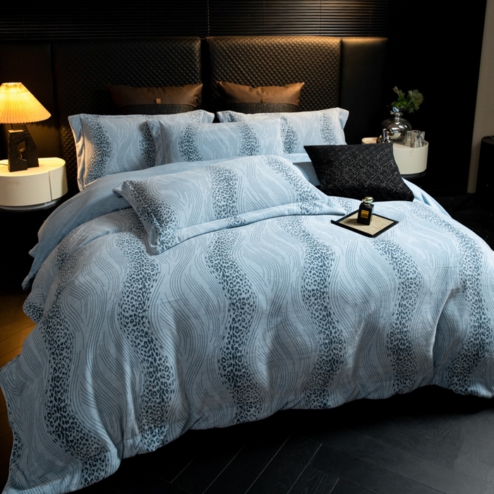 91家纺网 家纺一手货源 找家纺 新方向 2025新款高克重240克全消光A类印花牛奶绒四件套-有风 有风-以太兰