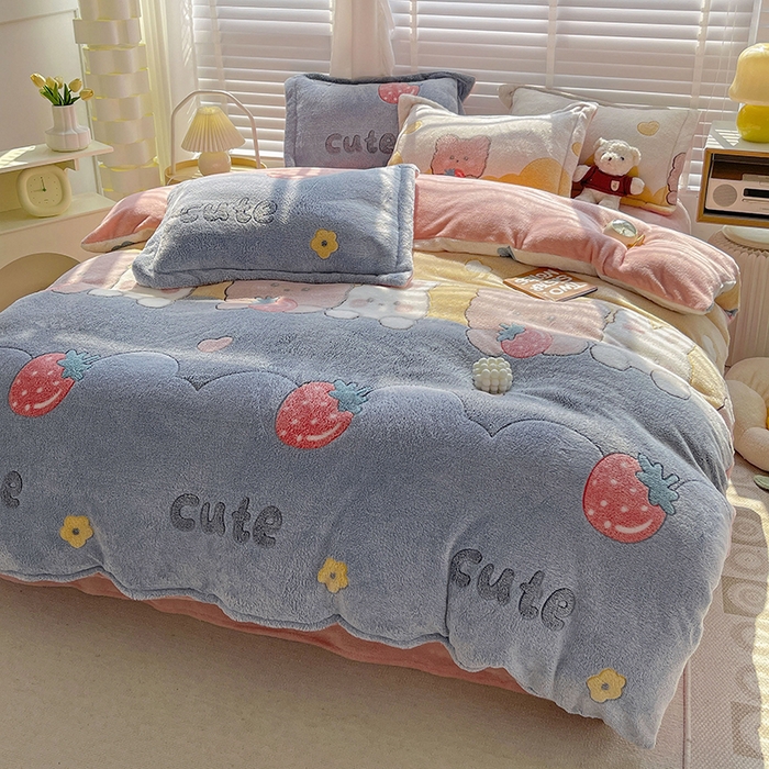 91家纺网 家纺一手货源 找家纺 梵克保罗 2024秋冬新品立体雪花绒单被套牛奶绒法莱绒雕花绒兔毛卡通四件套学生三件套 草莓熊