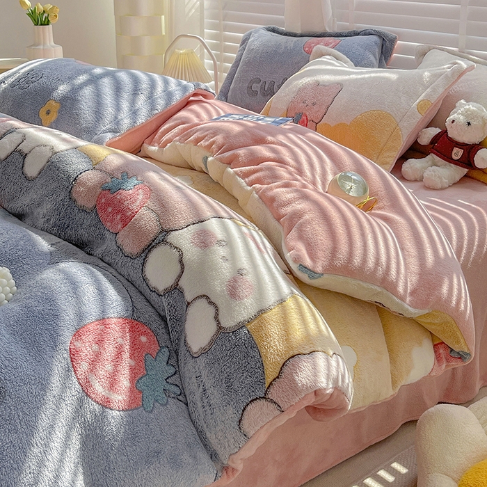 91家纺网 家纺一手货源 找家纺 梵克保罗 2024秋冬新品立体雪花绒单被套牛奶绒法莱绒雕花绒兔毛卡通四件套学生三件套 草莓熊