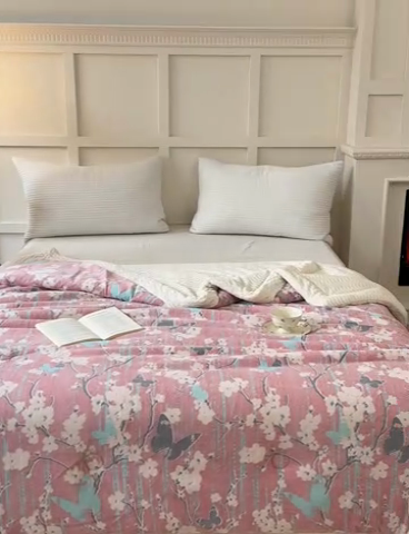 91家纺网 家纺一手货源 找家纺 金丝鸟 2024加厚240g立体雕花牛奶绒夹棉绗缝手包毛毯毯子 蝴蝶花 粉 手包毯