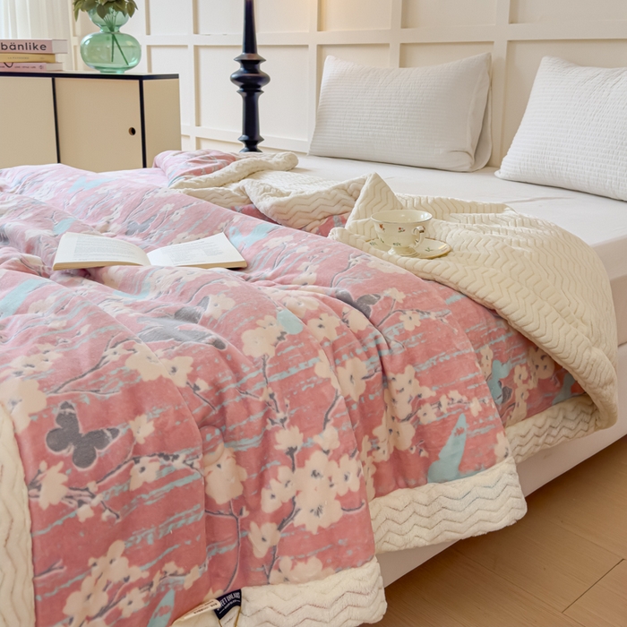 91家纺网 家纺一手货源 找家纺 金丝鸟 2024加厚240g立体雕花牛奶绒夹棉绗缝手包毛毯毯子 蝴蝶花 粉 手包毯