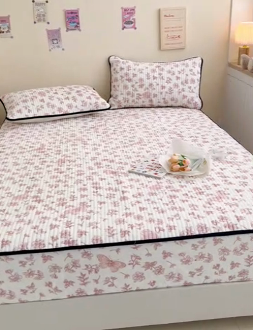 91家纺网 家纺一手货源 找家纺 金丝鸟 2024新款牛奶绒夹棉床笠 飞花粉 夹棉床笠