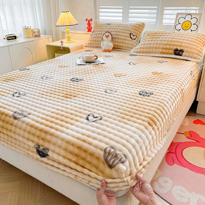 91家纺网 家纺一手货源 找家纺 喜居 2024新款A类兔毛泡泡牛奶绒床笠单床笠三件套 爱心咖