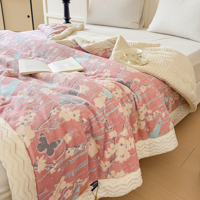 91家纺网 家纺一手货源 找家纺 金丝鸟 2024加厚240g立体雕花牛奶绒夹棉绗缝手包毛毯毯子 蝴蝶花 粉 手包毯