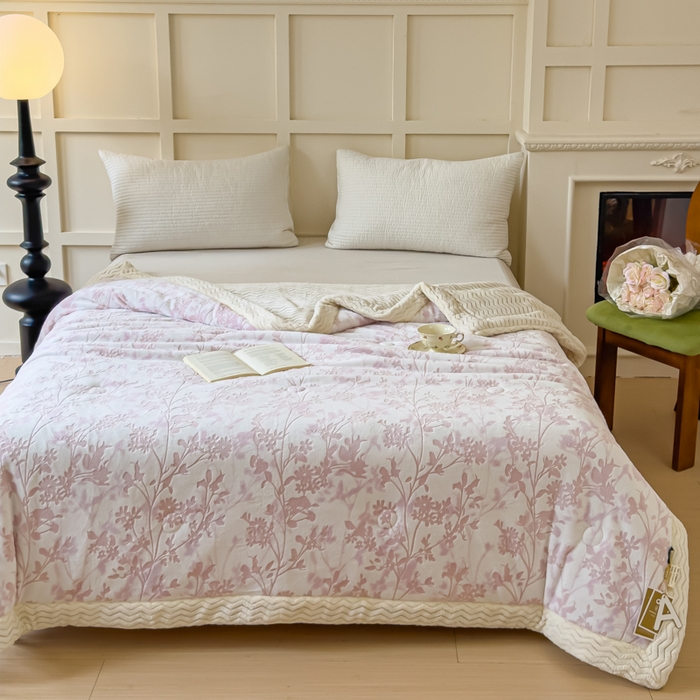 91家纺网 家纺一手货源 找家纺 金丝鸟 2024加厚240g立体雕花牛奶绒夹棉绗缝手包毛毯毯子 繁花粉 手包毯