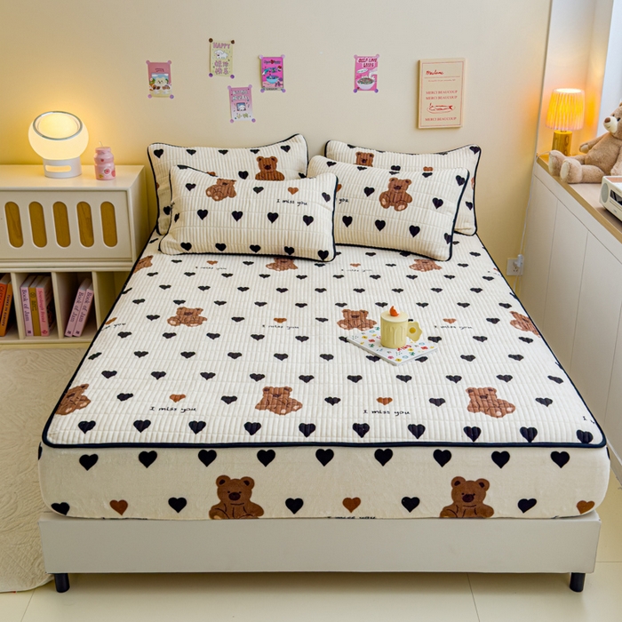 91家纺网 家纺一手货源 找家纺 金丝鸟 2024新款牛奶绒夹棉床笠 黑色爱心熊 夹棉床笠