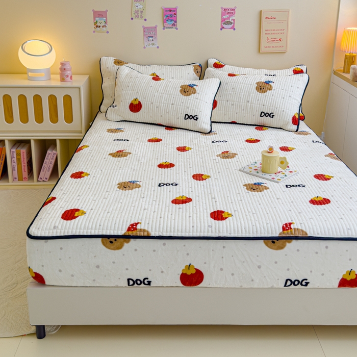 91家纺网 家纺一手货源 找家纺 金丝鸟 2024新款牛奶绒夹棉床笠 西红柿小狗 夹棉床笠