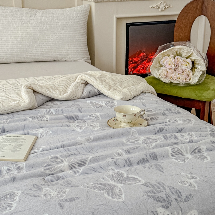 91家纺网 家纺一手货源 找家纺 金丝鸟 2024加厚240g立体雕花牛奶绒夹棉绗缝手包毛毯毯子 蝴蝶飞 灰 手包毯