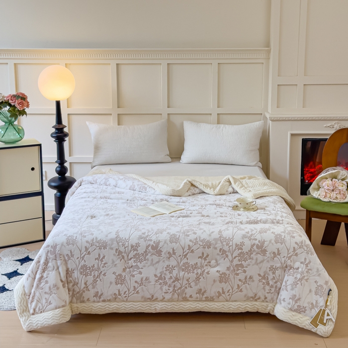 91家纺网 家纺一手货源 找家纺 金丝鸟 2024加厚240g立体雕花牛奶绒夹棉绗缝手包毛毯毯子 繁花咖 手包毯