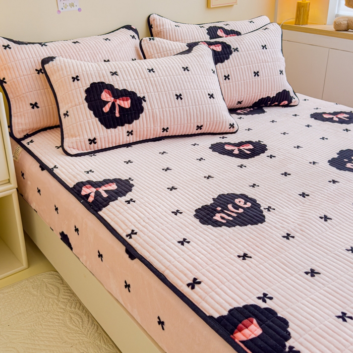 91家纺网 家纺一手货源 找家纺 金丝鸟 2024新款牛奶绒夹棉床笠 爱心蝴蝶结 夹棉床笠