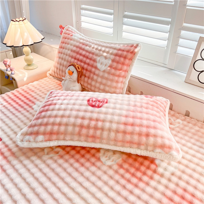 91家纺网 家纺一手货源 找家纺 喜居 2024新款A类兔毛泡泡牛奶绒床笠单床笠三件套 心动粉