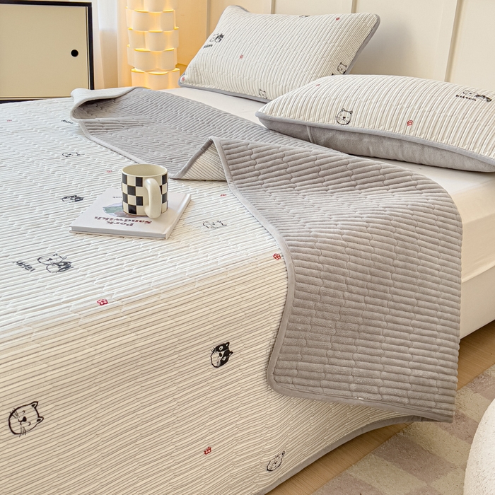 91家纺网 家纺一手货源 找家纺 金丝鸟 2024新款全棉纯棉加牛奶绒夹棉加绒床盖 小萌猫 棉绒床盖