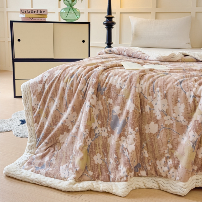 91家纺网 家纺一手货源 找家纺 金丝鸟 2024加厚240g立体雕花牛奶绒夹棉绗缝手包毛毯毯子 蝴蝶花咖 手包毯