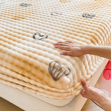 91家纺网 家纺一手货源 找家纺 喜居 2024新款A类兔毛泡泡牛奶绒床笠单床笠三件套 爱心咖